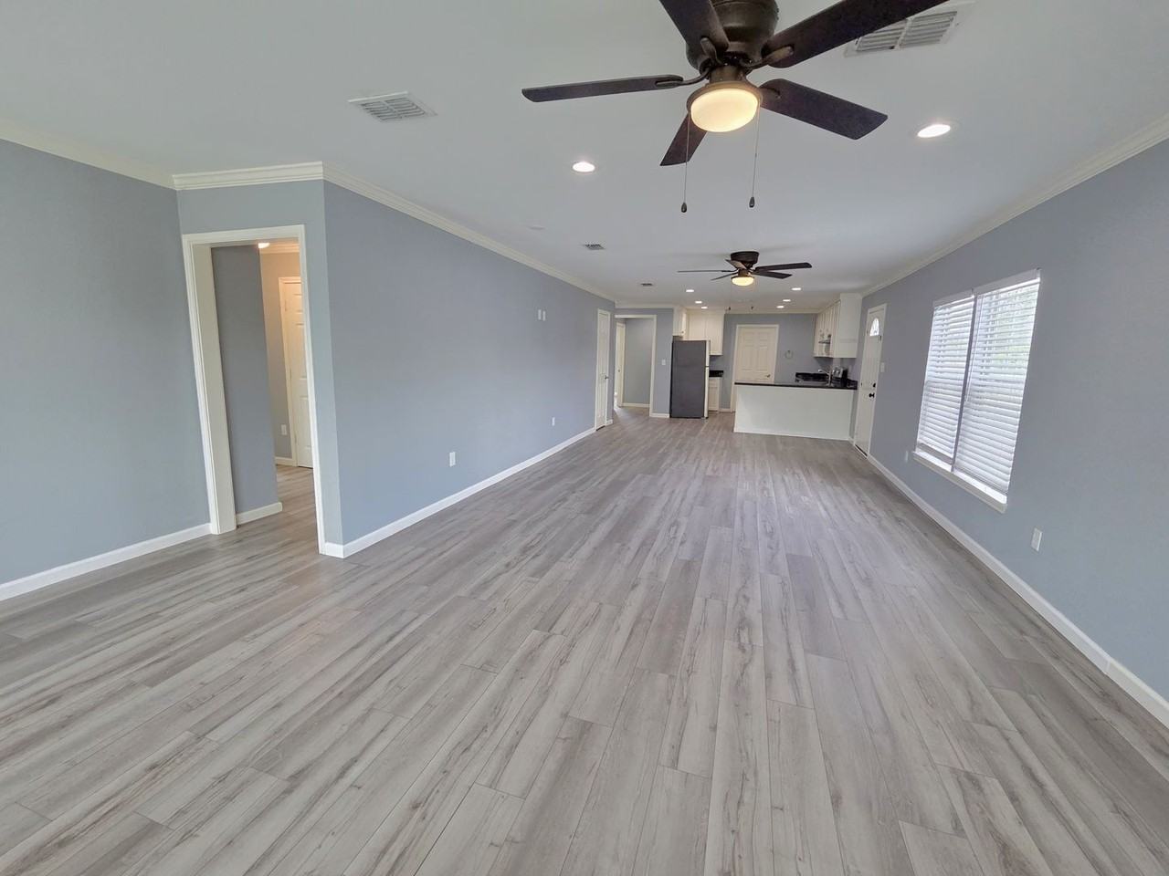 718 Lozano St - Photo 4 of 13