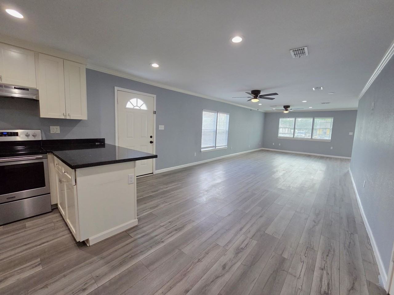 718 Lozano St - Photo 5 of 13