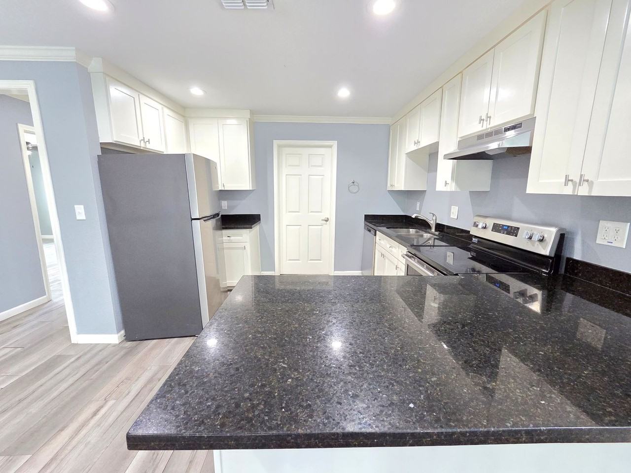 718 Lozano St - Photo 6 of 13