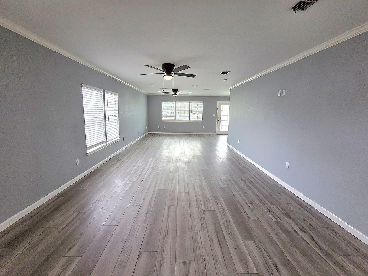 718 Lozano St - Photo 7 of 13