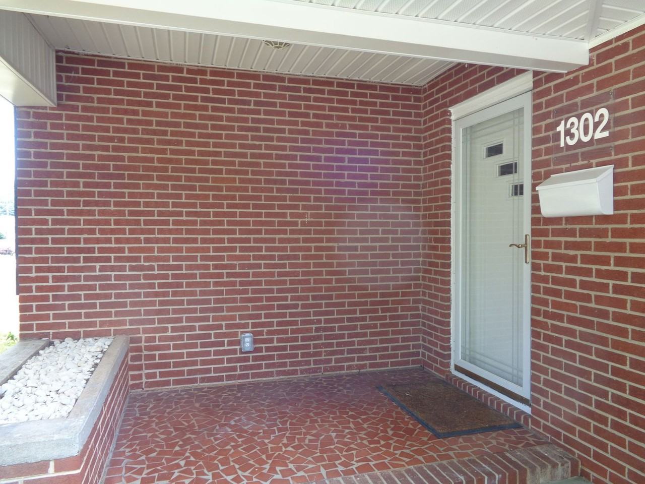 1302 Miller St - Photo 3 of 17