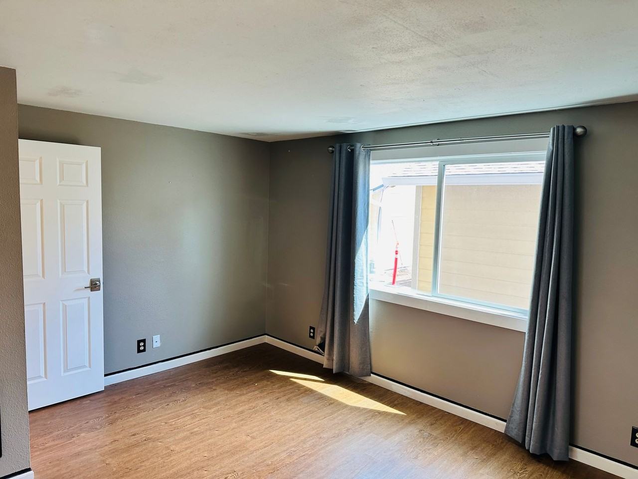 605 Se 121st Ave - Photo 3 of 23