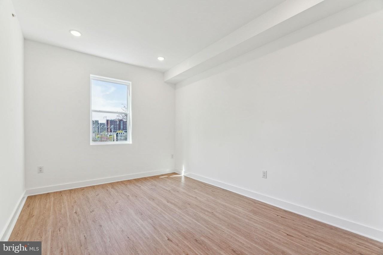 1028 W Dauphin St #3 - Photo 4 of 17