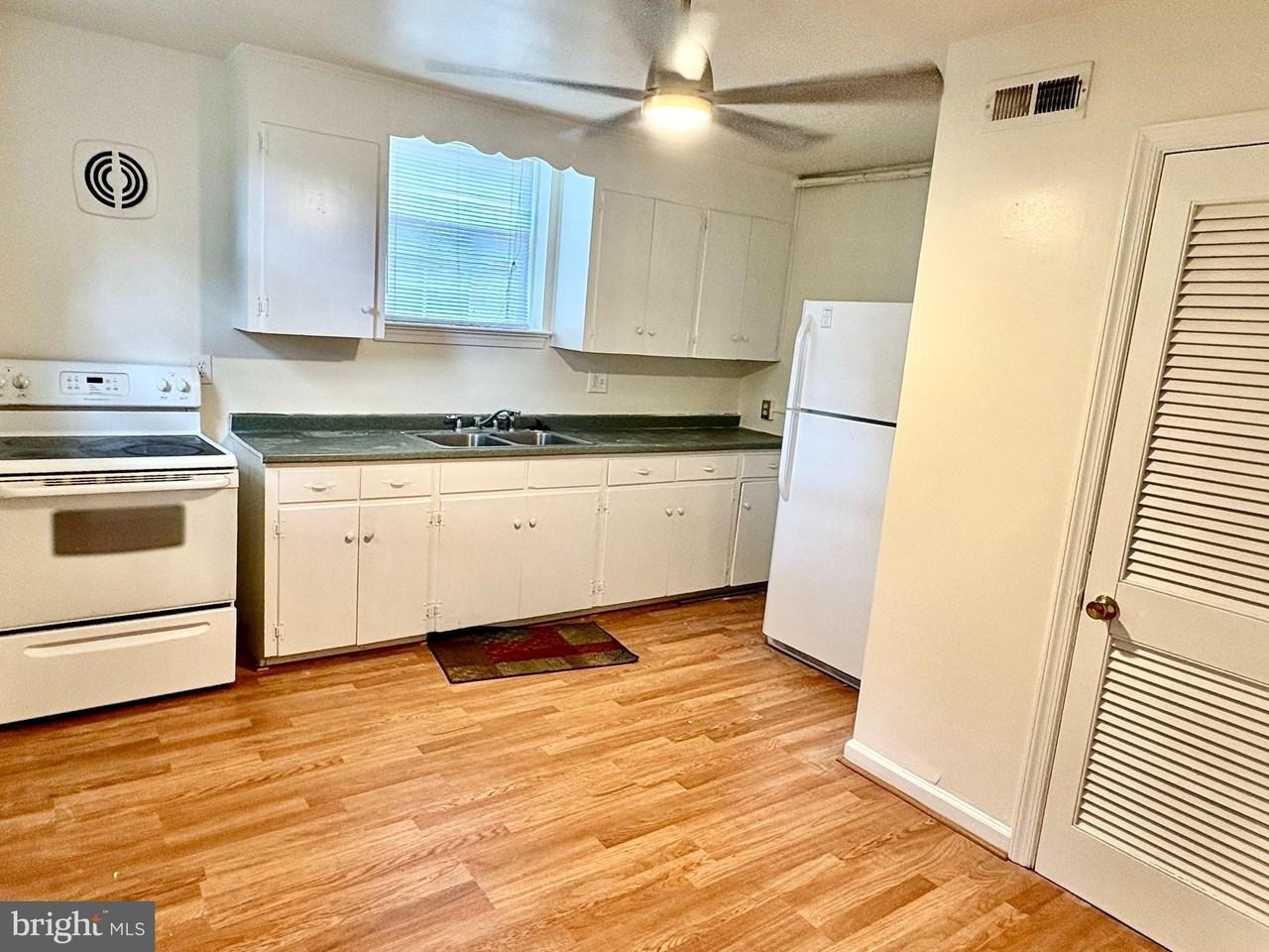 1316A Rowe St - Photo 3 of 10