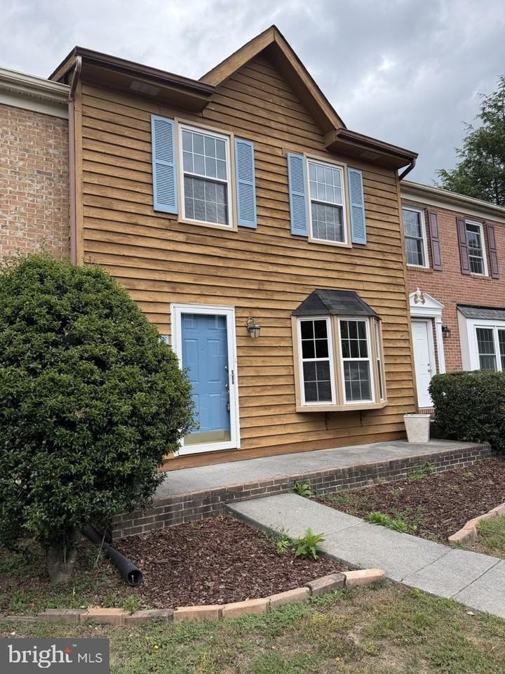 218 Tudor Dr - Photo 2 of 45