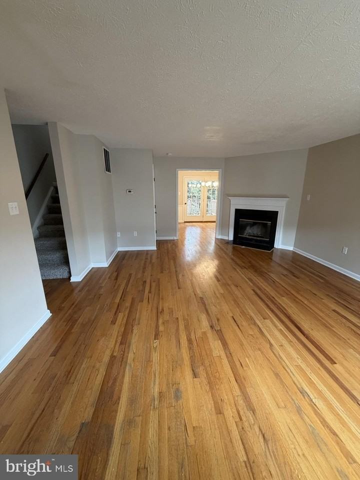 218 Tudor Dr - Photo 4 of 45
