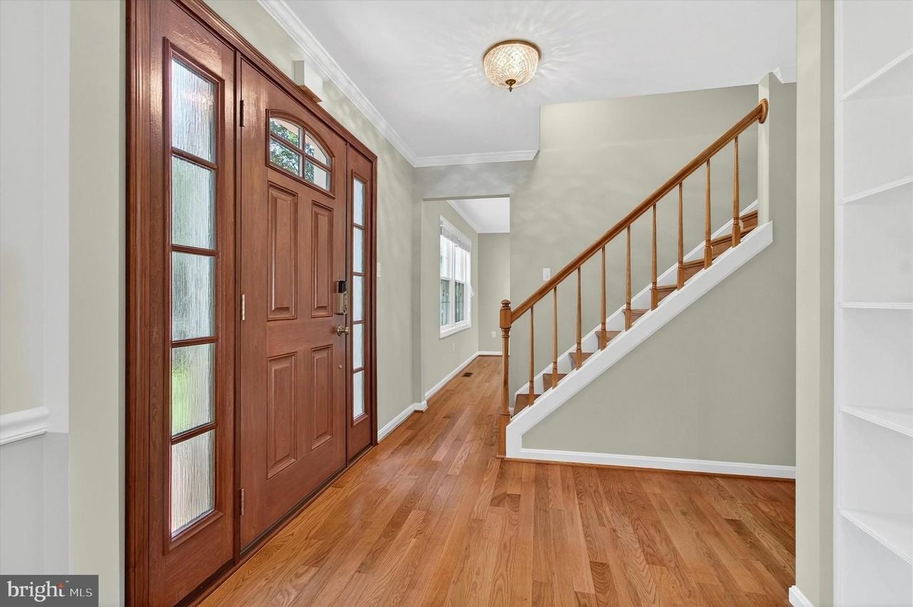 8405 Overlook St - Photo 3 of 43