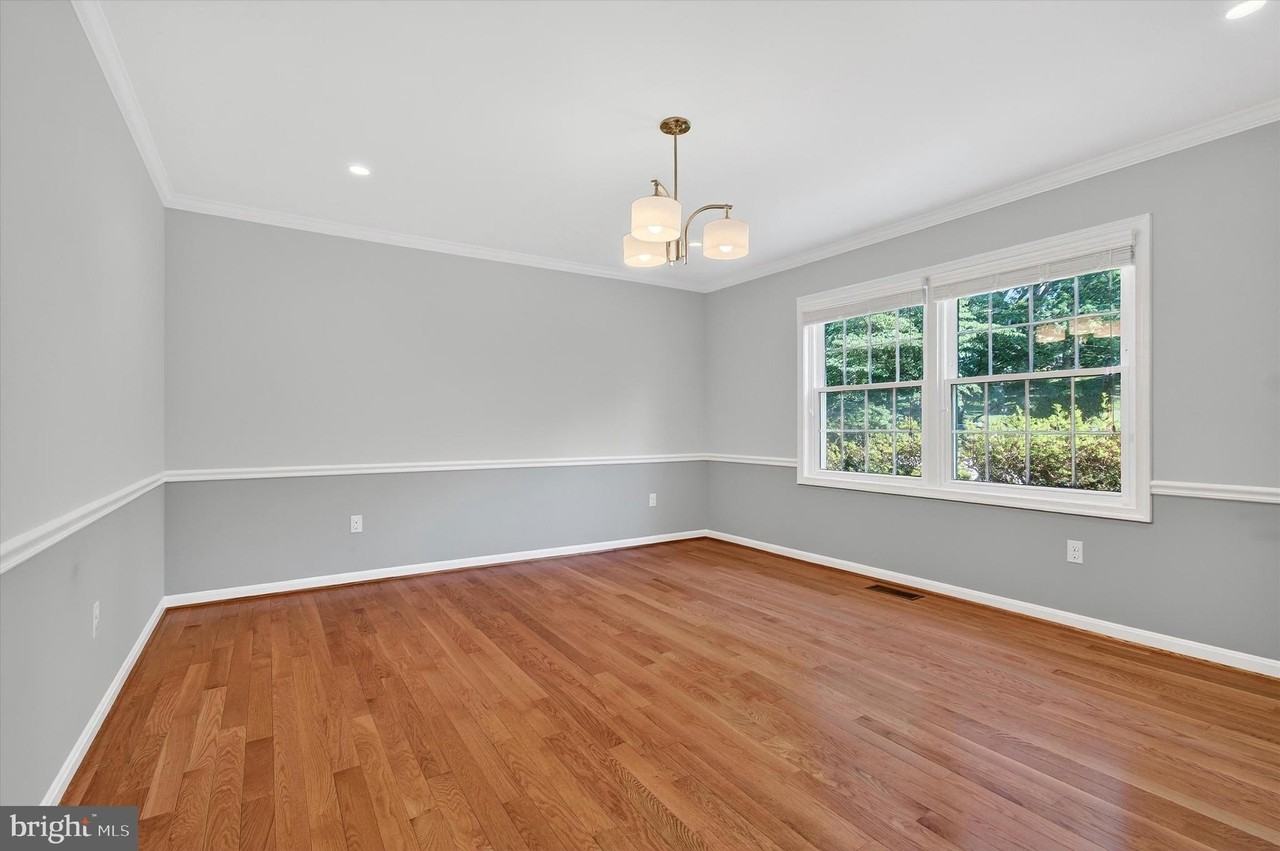 8405 Overlook St - Photo 4 of 43