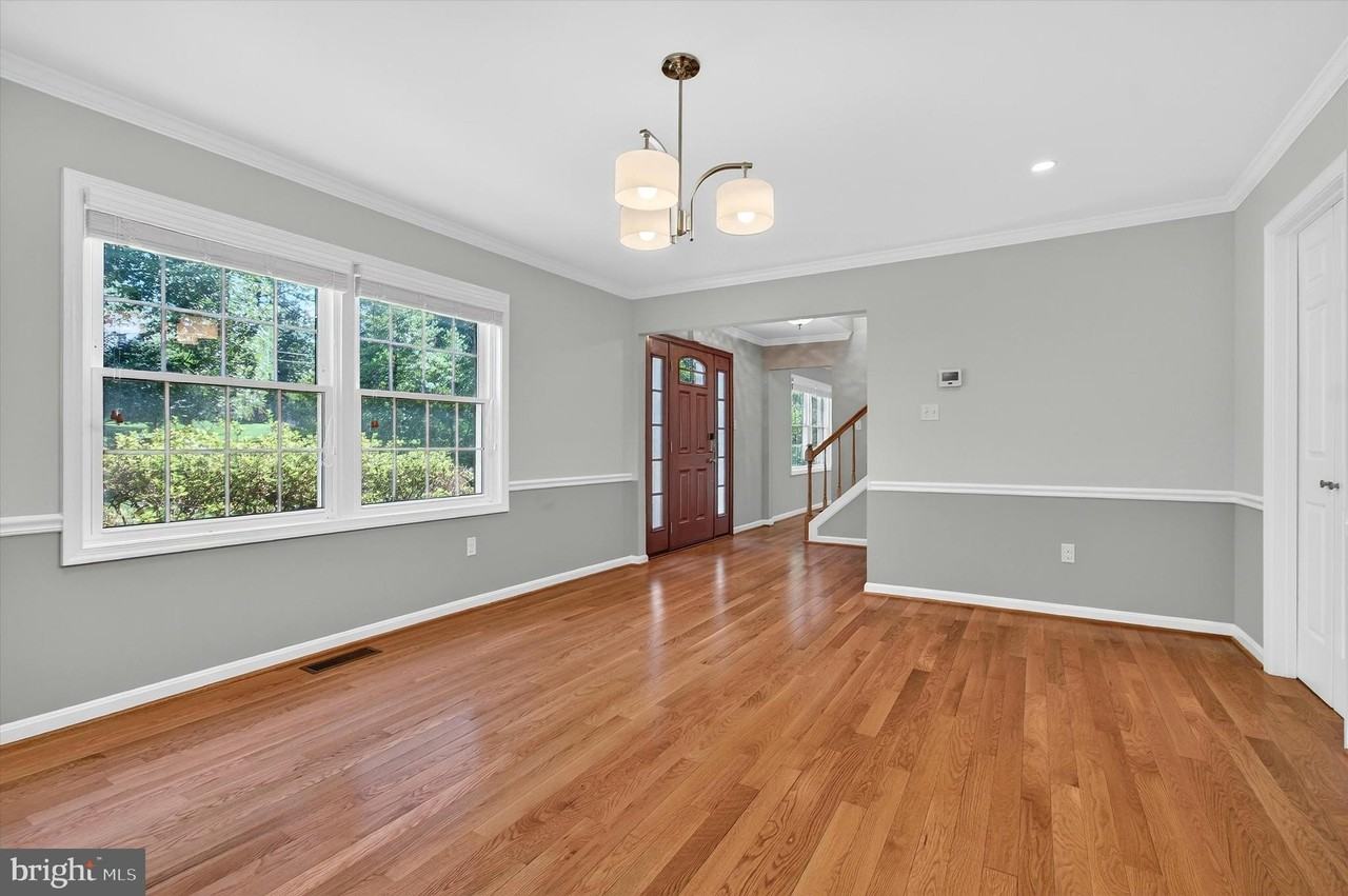 8405 Overlook St - Photo 5 of 43