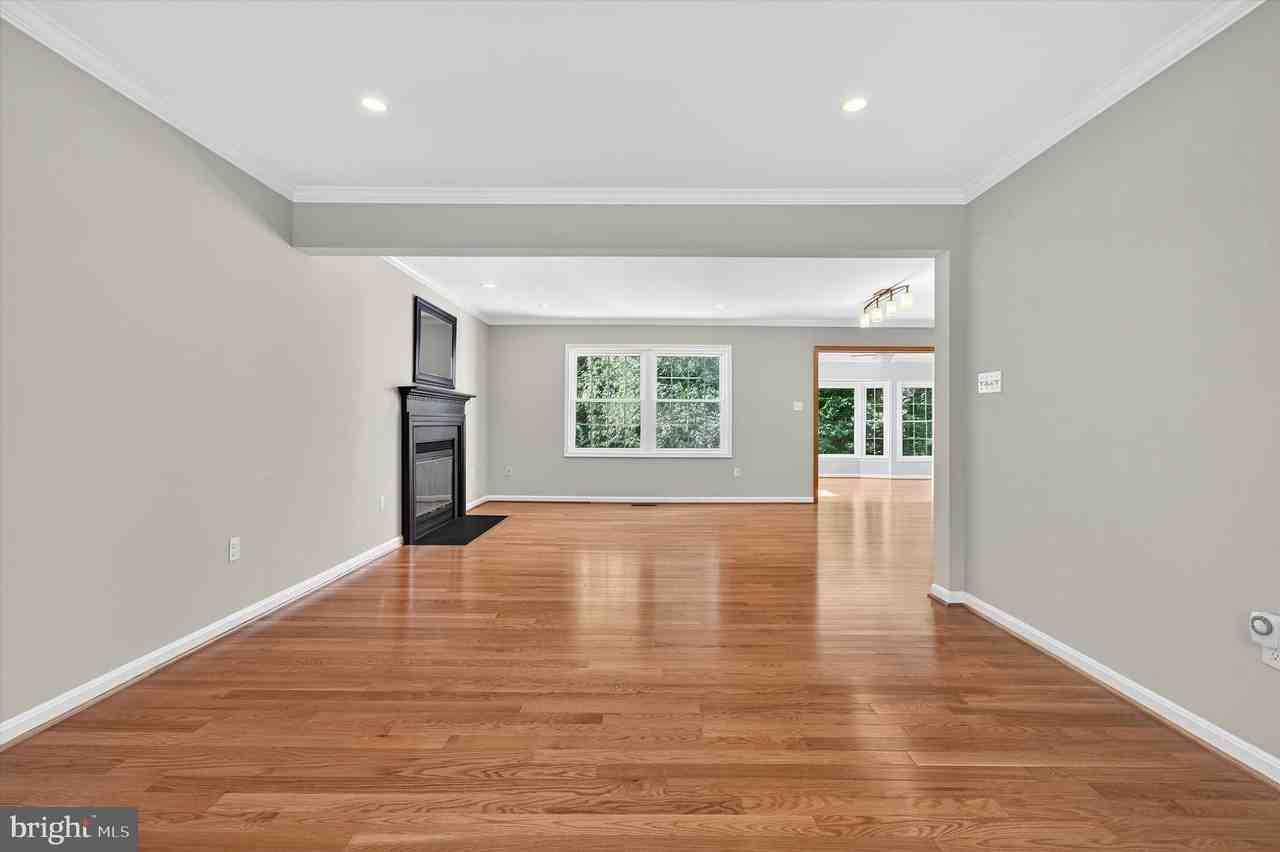 8405 Overlook St - Photo 6 of 43