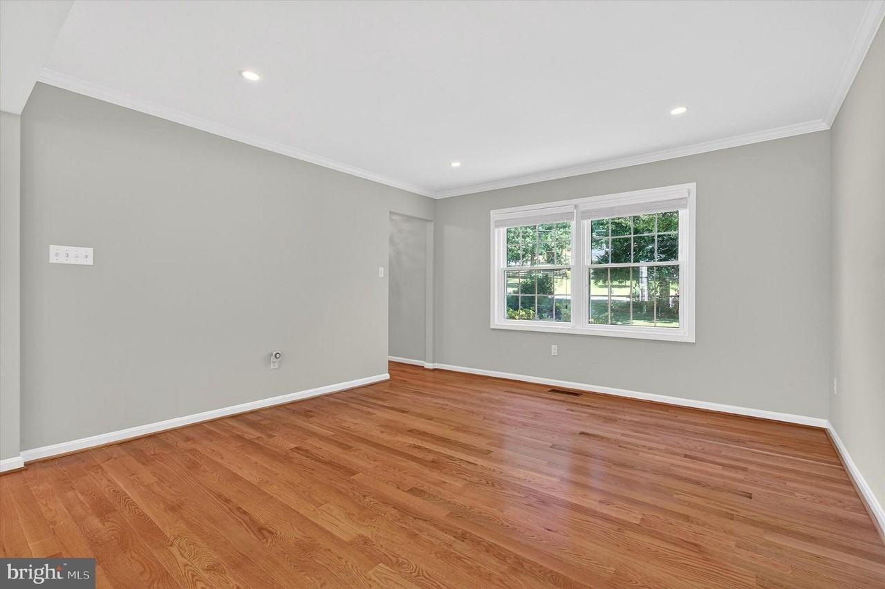 8405 Overlook St - Photo 7 of 43