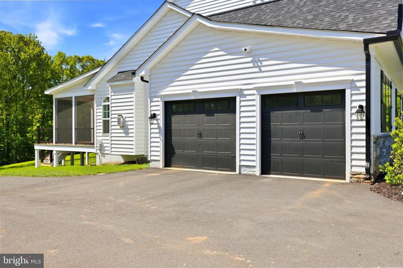 301 Kingdom Dr - Photo 4 of 50