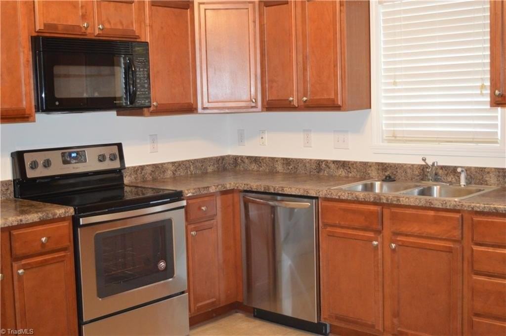 484 Dunwood Dr - Photo 2 of 40