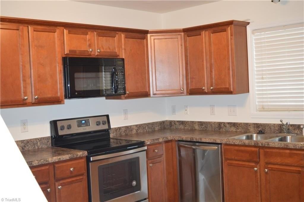 484 Dunwood Dr - Photo 4 of 40