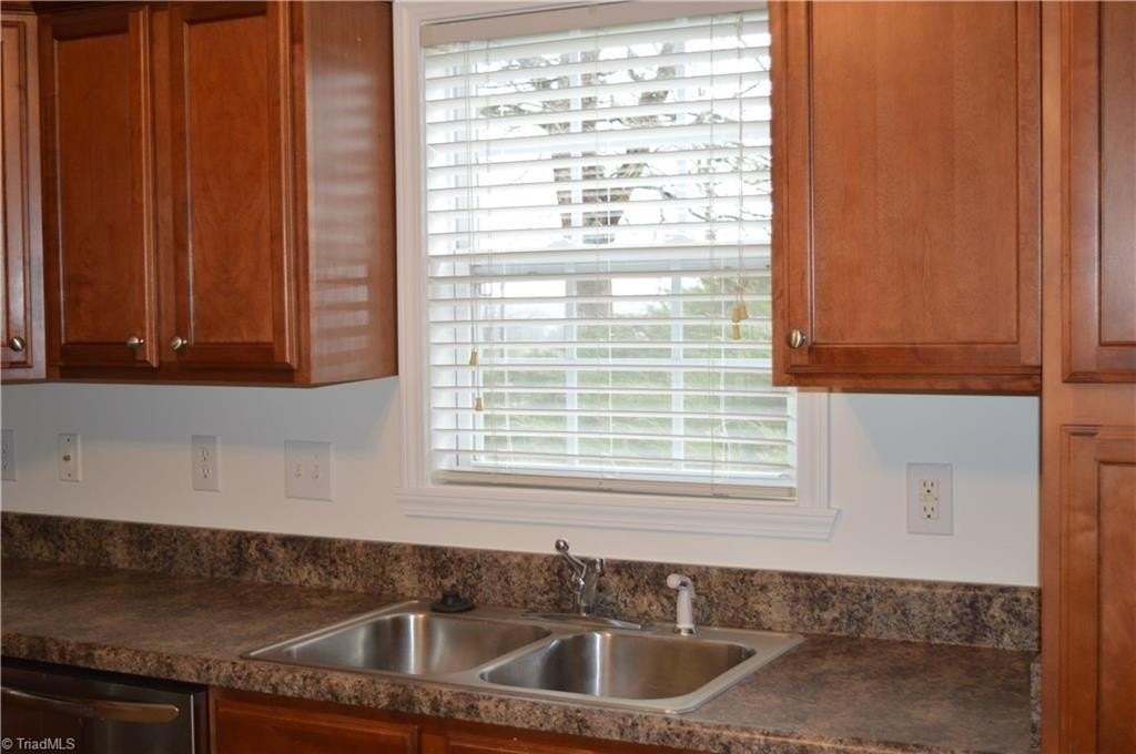 484 Dunwood Dr - Photo 7 of 40