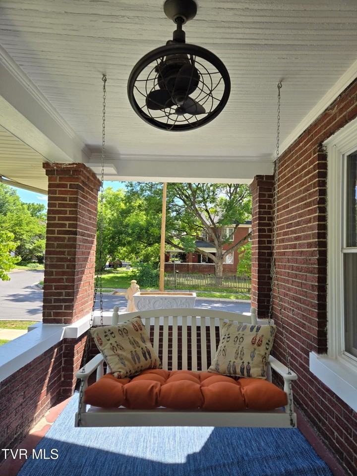 428 W Maple St - Photo 5 of 16