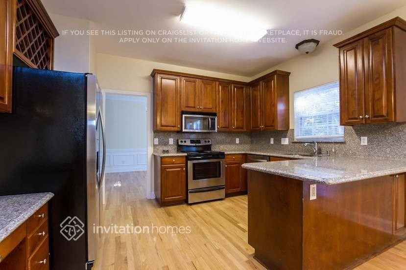 16100 Epiphany Ct - Photo 3 of 28