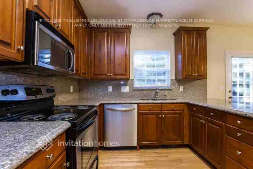 16100 Epiphany Ct - Photo 4 of 28