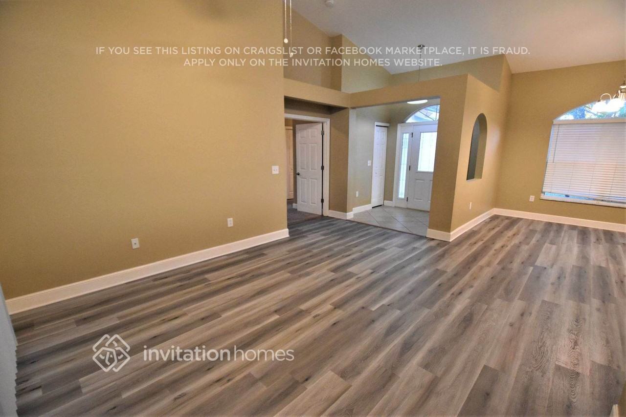 4526 Windsor Ct E - Photo 3 of 20