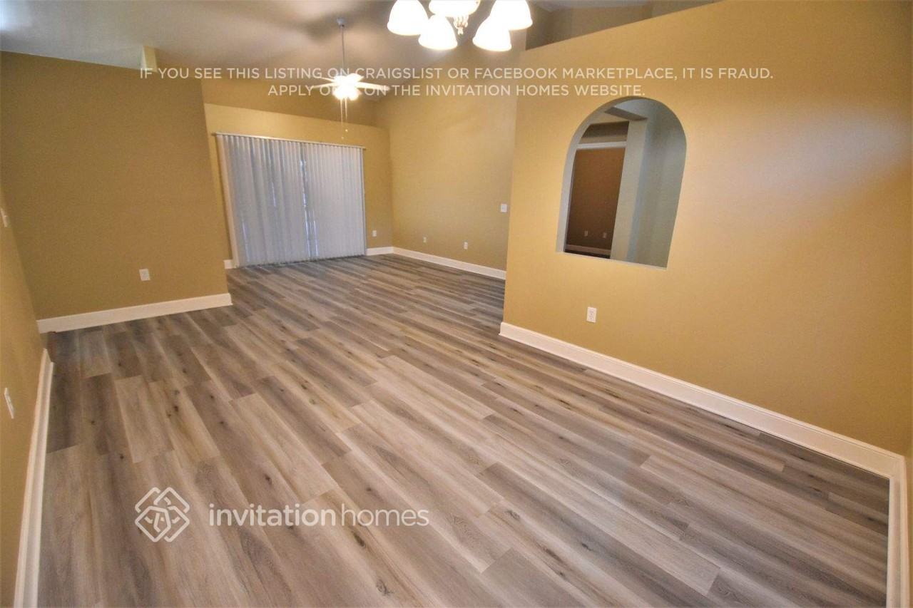 4526 Windsor Ct E - Photo 4 of 20