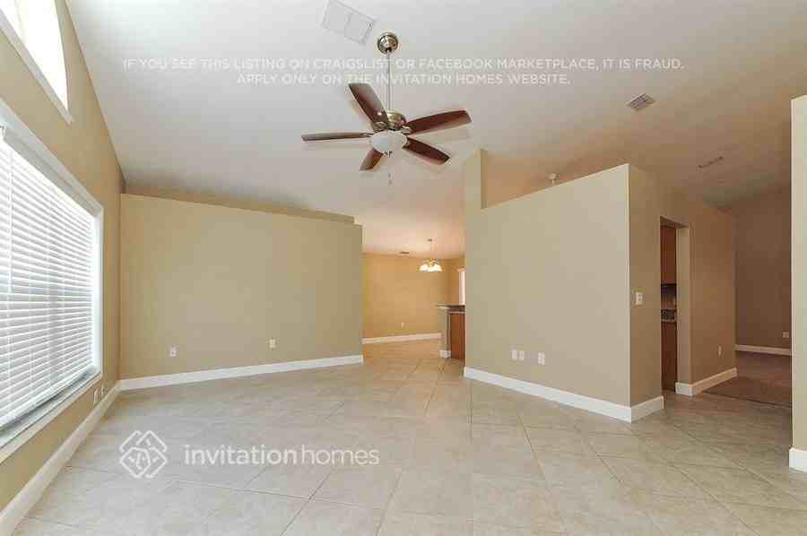 4526 Windsor Ct E - Photo 5 of 20