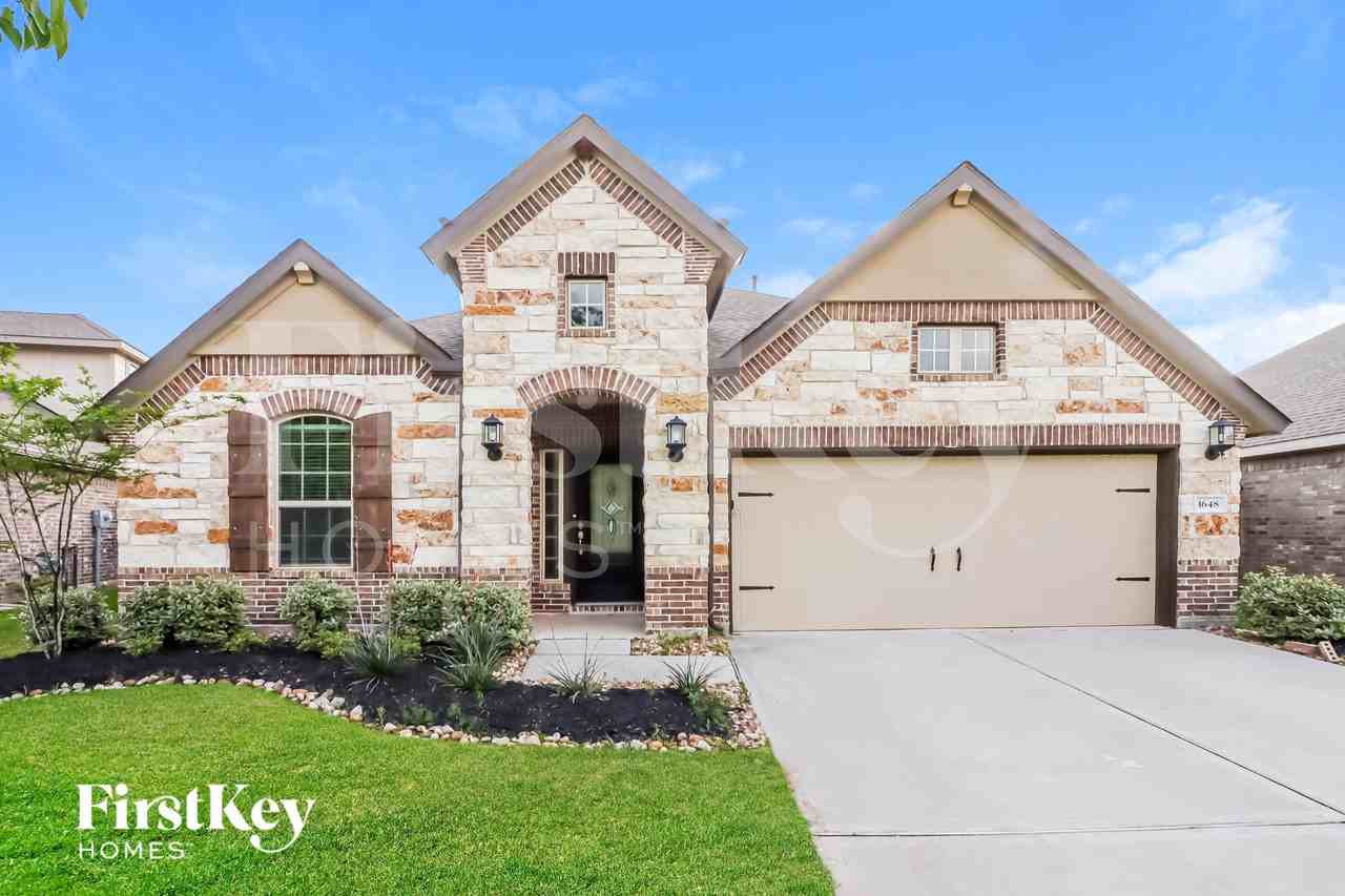 1648 Breezewood Dr - Photo 2 of 15