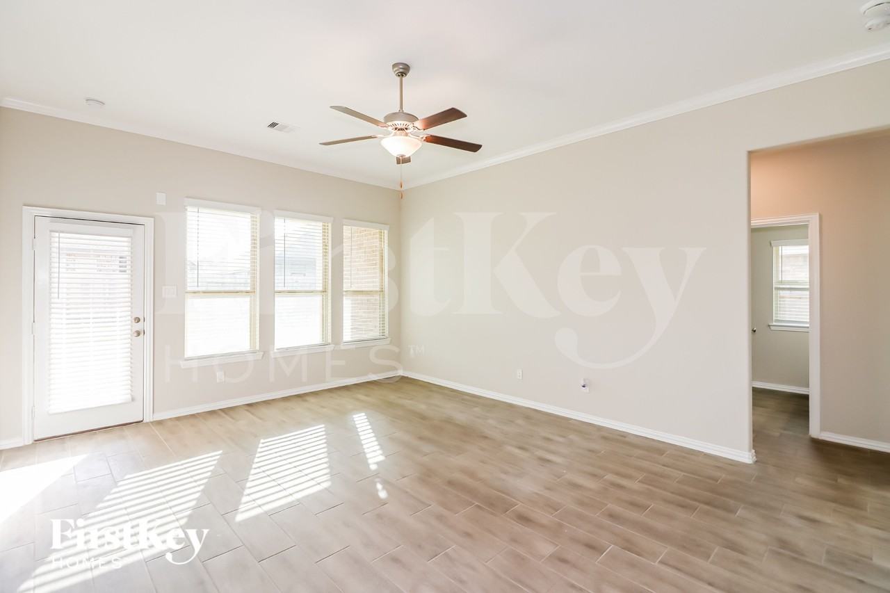 1648 Breezewood Dr - Photo 3 of 15