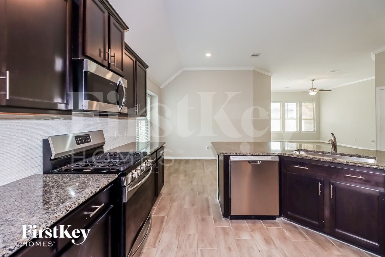 1648 Breezewood Dr - Photo 5 of 15