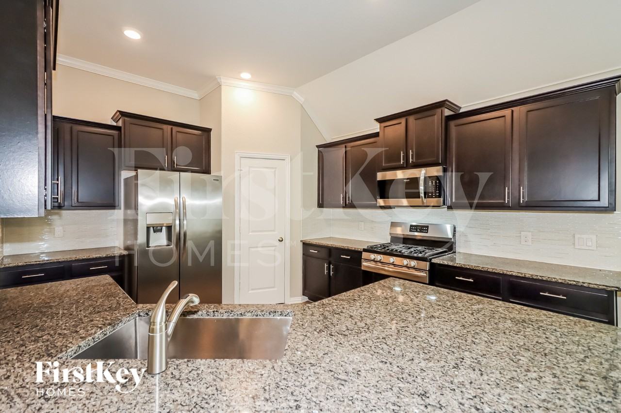 1648 Breezewood Dr - Photo 6 of 15