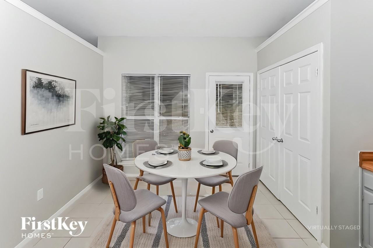 6495 Westbury Ave - Photo 7 of 18