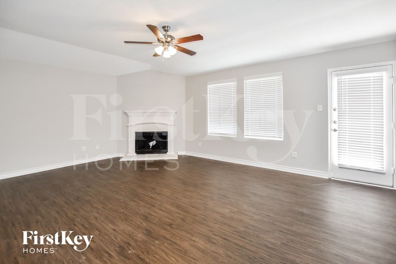 716 Austin Ln - Photo 2 of 16