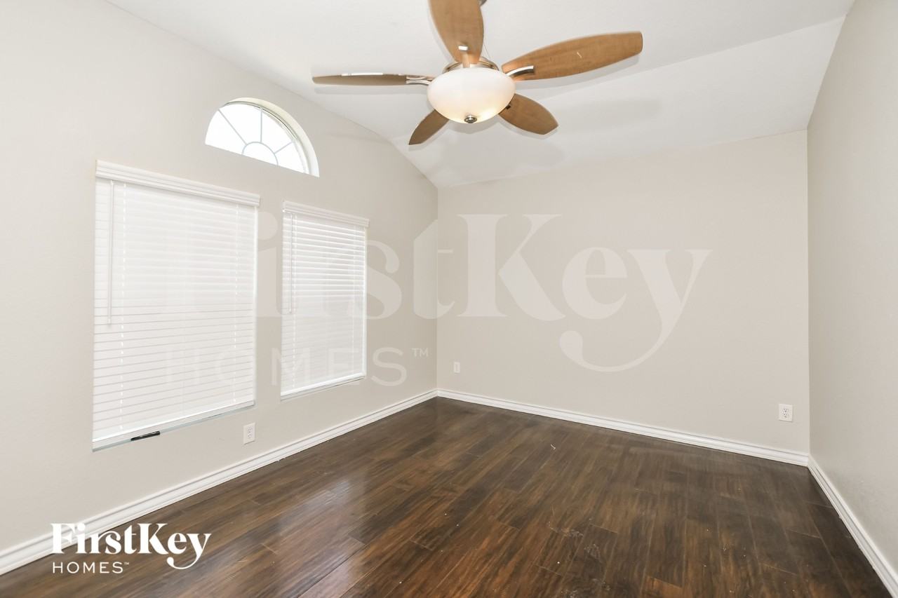 716 Austin Ln - Photo 3 of 16