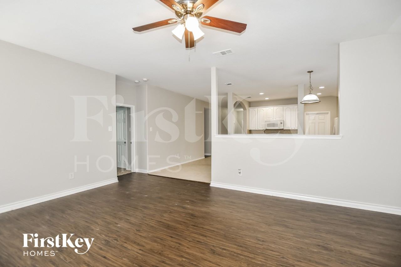 716 Austin Ln - Photo 4 of 16