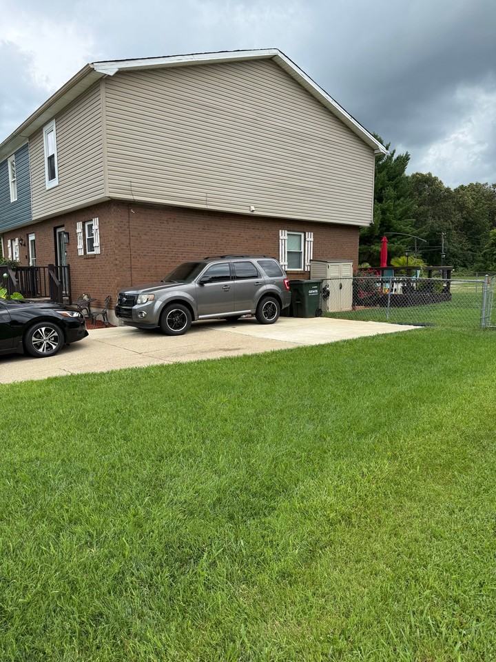 703 Brian Ct - Photo 3 of 27