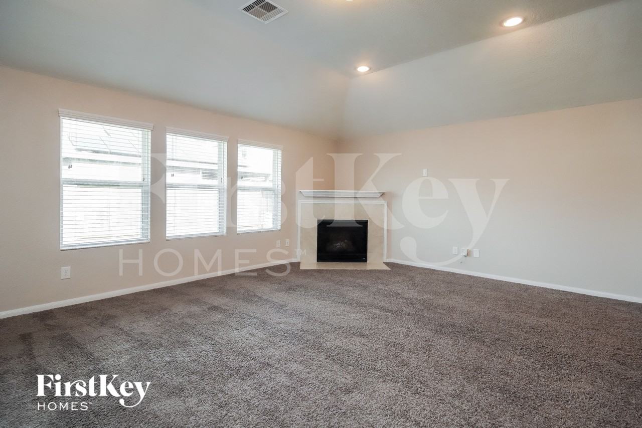 1023 Ranch Oak Dr - Photo 2 of 15