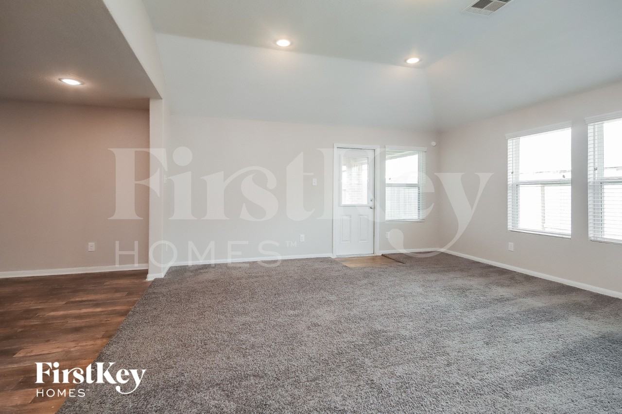 1023 Ranch Oak Dr - Photo 4 of 15
