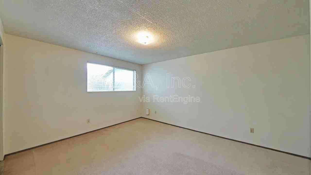 327 Nw 12th St - Photo 6 of 10