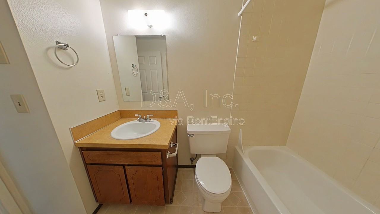 327 Nw 12th St - Photo 7 of 10
