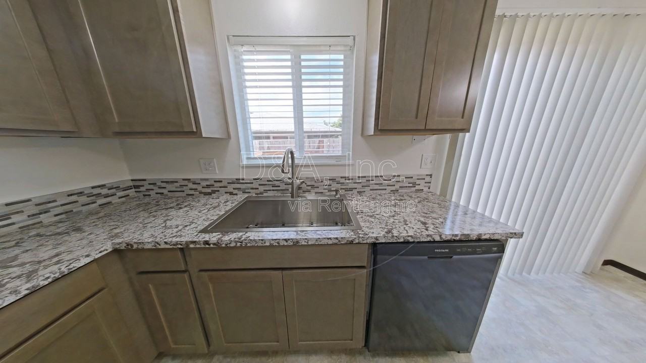 140 Ne Conifer Blvd #8 - Photo 4 of 12