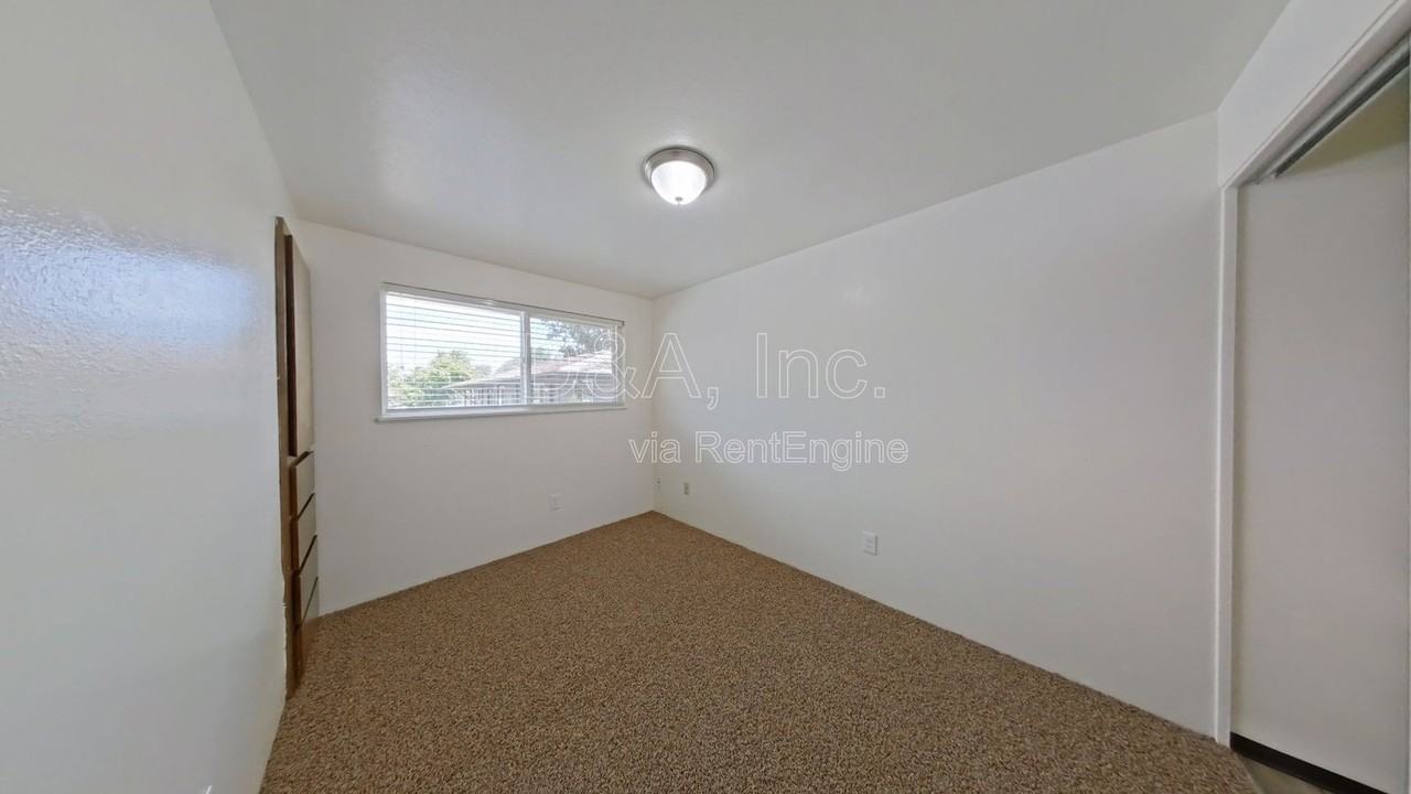 140 Ne Conifer Blvd #8 - Photo 5 of 12