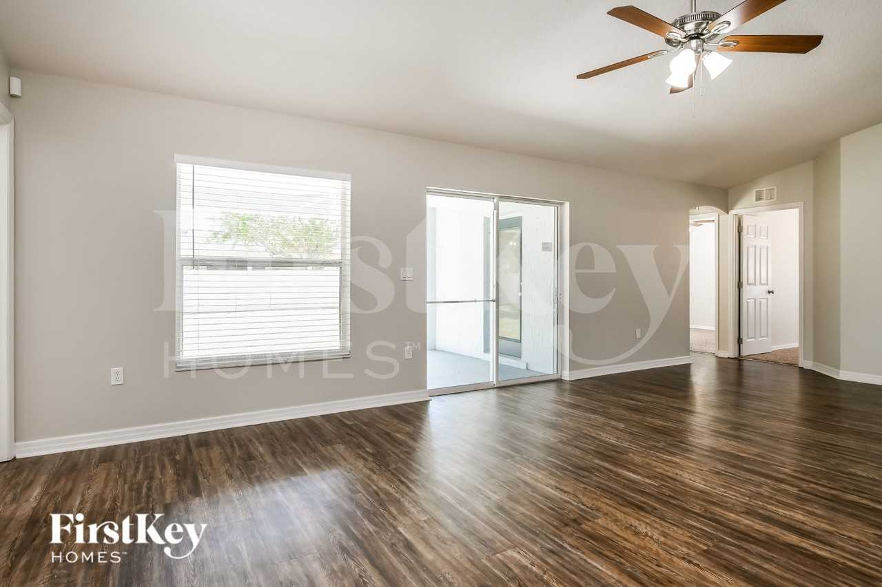 557 Reddicks Cir - Photo 3 of 15