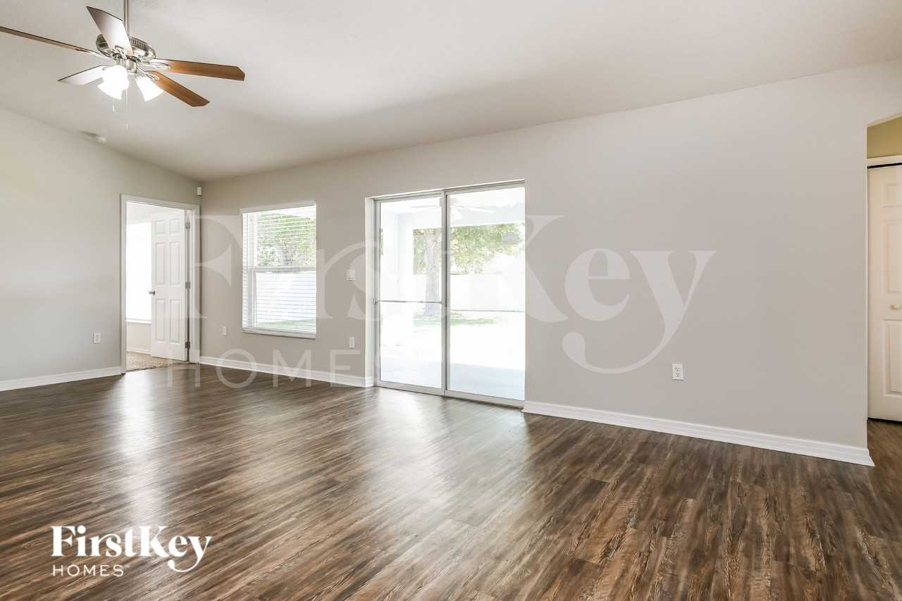 557 Reddicks Cir - Photo 4 of 15