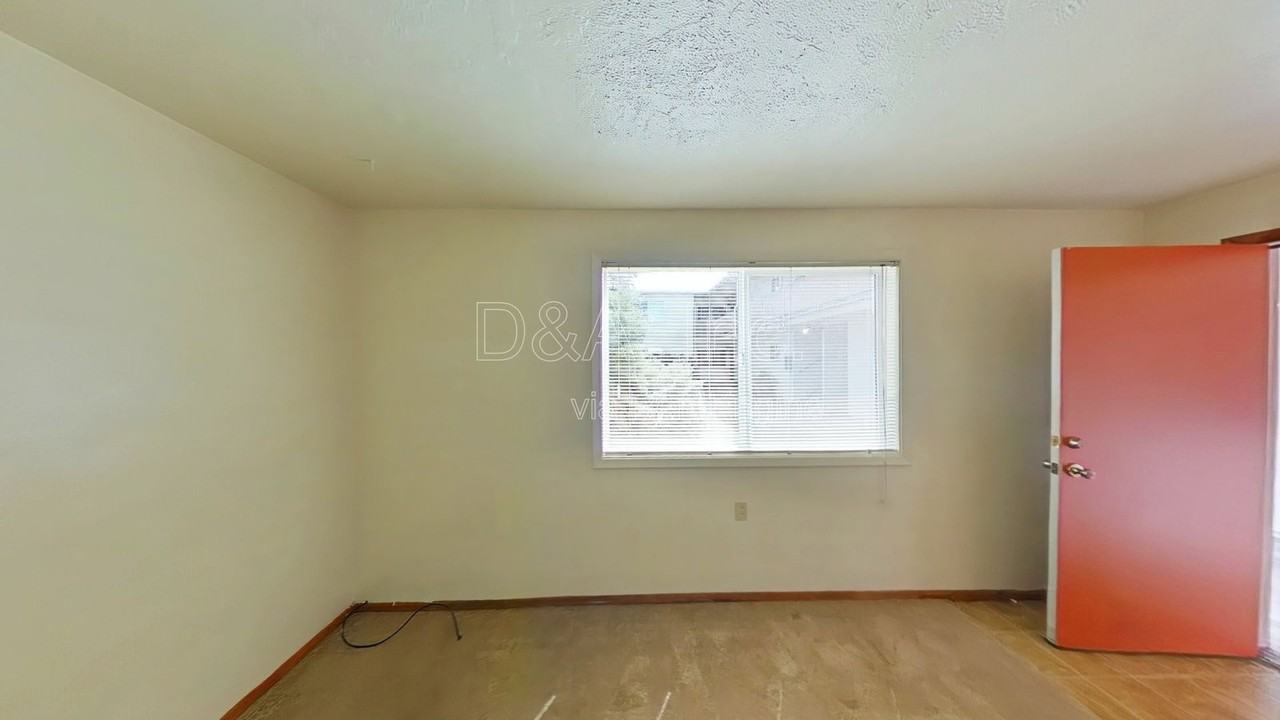 960 Nw Cleveland Ave #1 - Photo 3 of 10