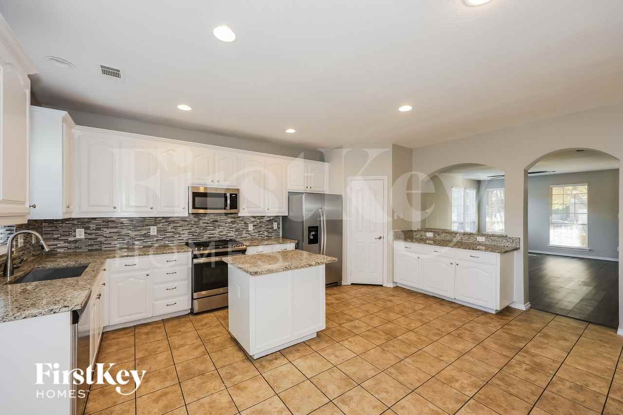 7060 Chapelridge Dr - Photo 5 of 17