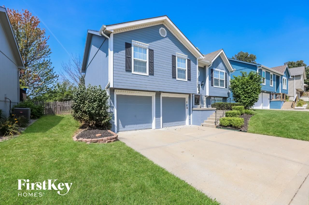 11036 N Mckinley Ave - Photo 2 of 15