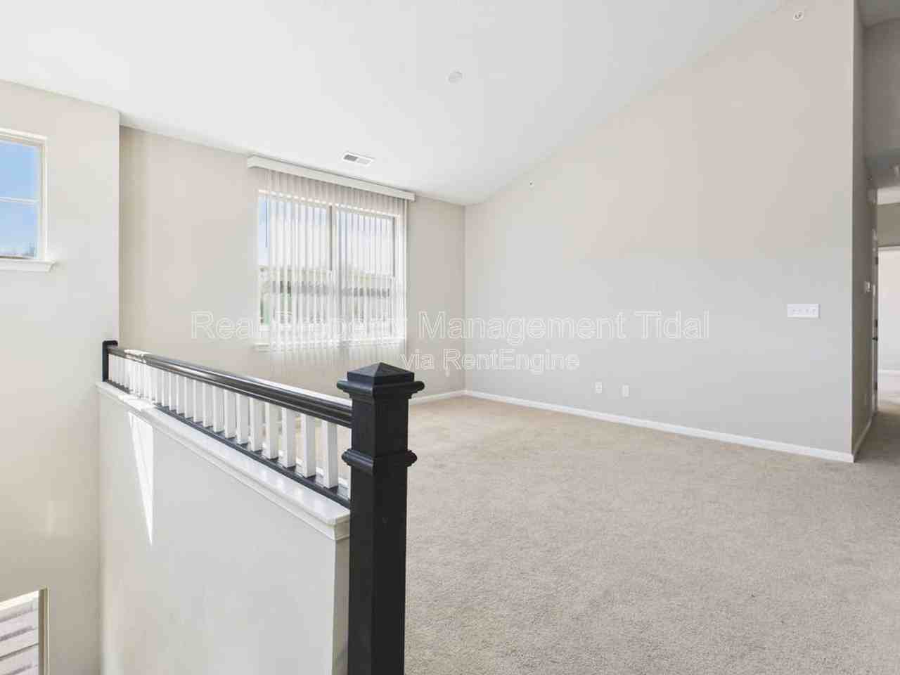 604 Kathy Ann Way W - Photo 5 of 21