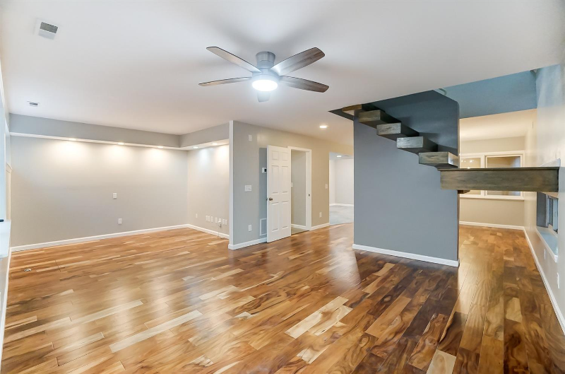 114 E Corry St - Photo 4 of 38