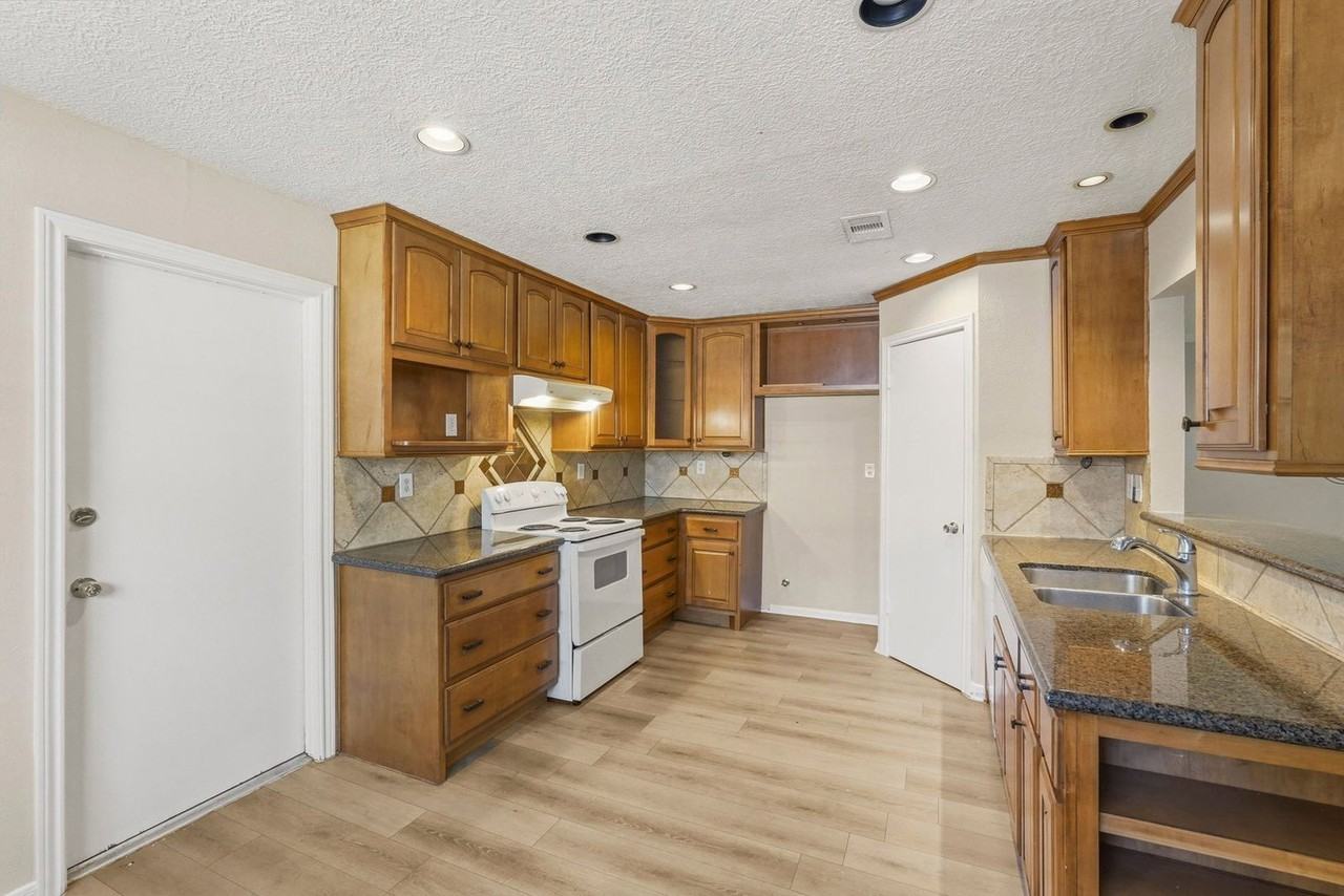 810 Sunnybrook Ln - Photo 6 of 27