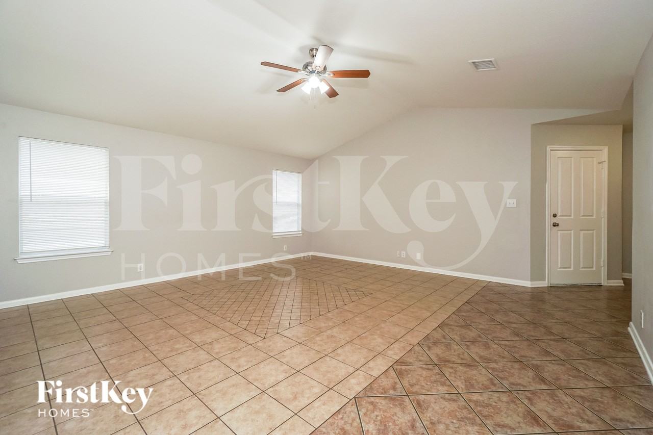 1010 Magnolia Bnd - Photo 3 of 16