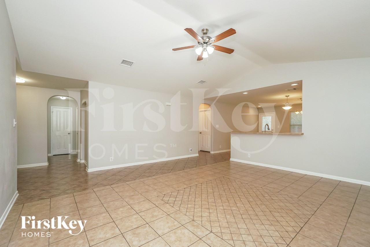 1010 Magnolia Bnd - Photo 4 of 16